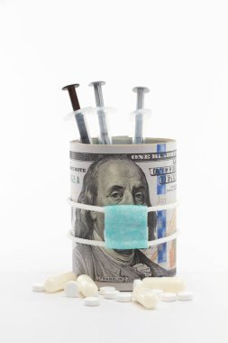 Beyaz arkaplanda maskeli dolar