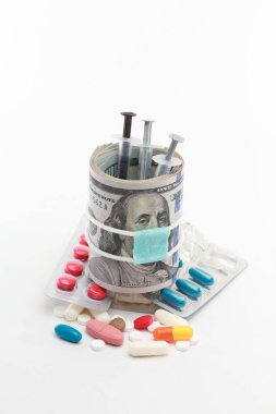 Beyaz arkaplanda maskeli dolar