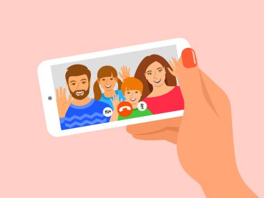 Akıllı telefondan aile içi video görüşmesi. Mutlu aile, anne, baba ve çocuklar mobil video uygulamasından merhaba diyor. Çizgi film çizimi. Corona karantinasındaki sevdiklerinizle irtibatta kalın..
