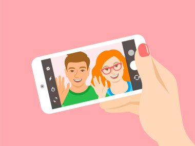 Modern selfie konsepti. Düz vektör çizimi. Genç çift selfie için poz veriyor ve ellerinde akıllı telefon tutuyorlar. Oğlan ve kız sosyal medya için cep telefonu kamerasıyla fotoğraf çekiyorlar.