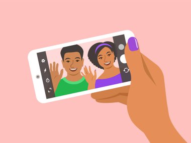 Modern selfie konsepti. Düz vektör çizimi. Genç çift selfie için poz veriyor ve ellerinde akıllı telefon tutuyorlar. Siyahi kadın ve erkek, sosyal medya için cep telefonu kamerasıyla kendi fotoğraflarını çekiyor.