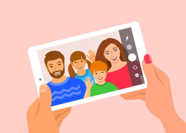 Modern aile selfie konsepti. Düz vektör çizimi. Selfie için poz veren ve mobil tableti elinde tutan genç bir aile. Anne, baba ve çocuklar sosyal medya için kendi resimlerini çekiyorlar.
