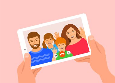 Tabletle aile içi video görüşmesi. Mutlu aile, anne, baba ve çocuklar mobil video uygulamasından merhaba diyor. Çizgi film çizimi. Corona karantinasındaki sevdiklerinizle irtibatta kalın..