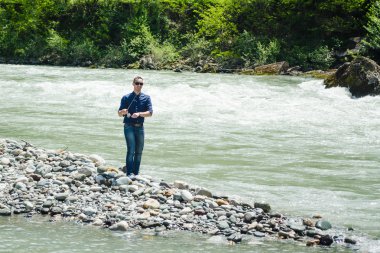 Adam bir dağ nehir Balık tutma