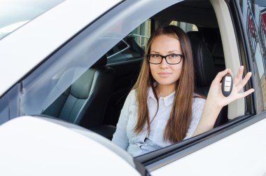 Yeni araba ve şovları'yi onu oturan genç kadın