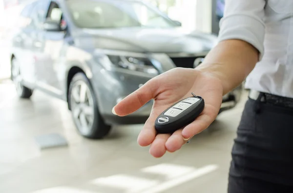 Demonstration der Schlüssel für ein neues Auto gegen das Auto — Stockfoto