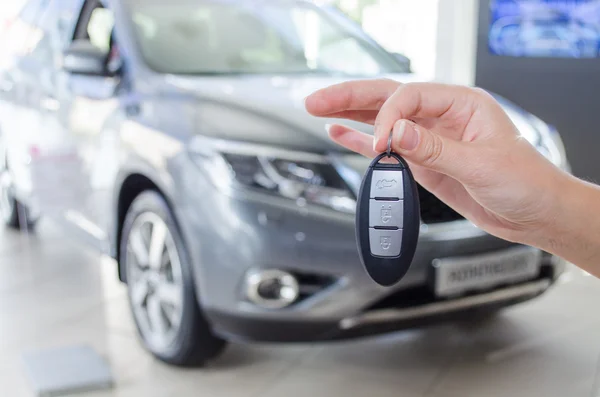 Demostración de las llaves de un coche nuevo contra el coche — Foto de Stock