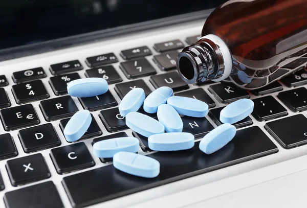 Medizin auf der Tastatur — Stockfoto