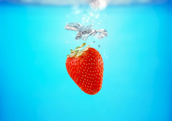 Strawberry splashing water — Stockfoto