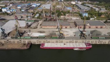 Sibirya Nehri 'ndeki kargo terminali.