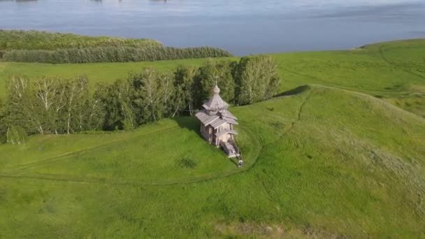 Igreja Antiga Floresta Siberiana — Vídeo de Stock