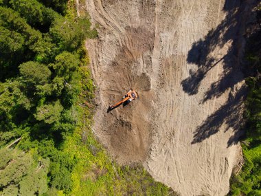 Güzel bir ormanda bir kayak yamacı inşa etmek.