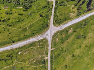 Tom 'un sol kıyısındaki bitmemiş yol.