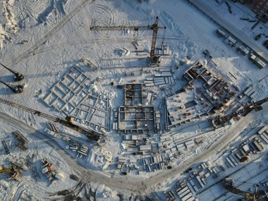 Yeni evlerin kış inşaatı