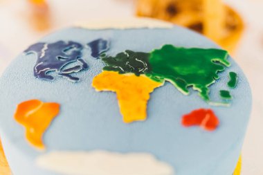 Dünya haritalı doğum günü pastası