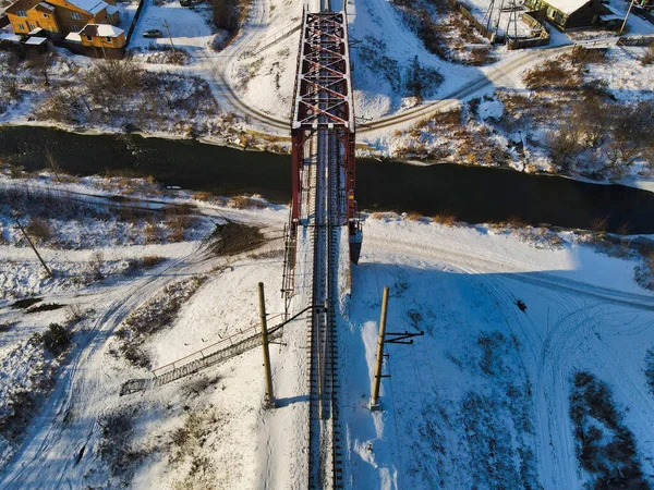 Zimowy Most Kolejowy Nad Rzeką Syberyjską — Zdjęcie stockowe