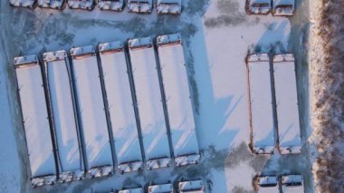 Sibirya 'da kış için gemi ve mavna park yeri