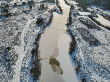 Kış geldi. Nehirler donuyor..
