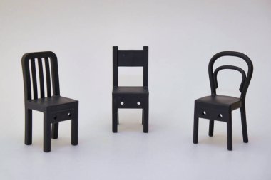 Üç küçük sandalye. Oda dekorasyonu