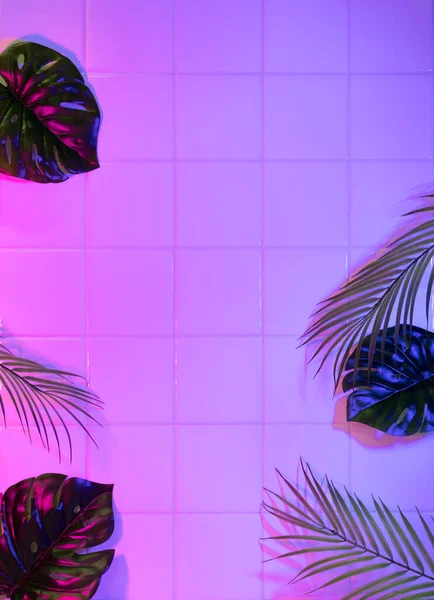 Тропічні Листя Кокосового Горіха Монстра Рожевій Блакитній Світлій Плитці Ванної — стокове фото