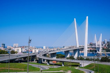 Vladivostok, Rusya - 18 Eylül 2020: The Golden Bridge in Vladivostok across the Golden Horn Bay. Köprünün arkasında denizi, şehir merkezini ve Kartal Yuvası tepesini görebilirsiniz..