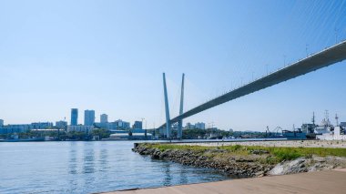 Vladivostok 'taki Golden Horn Körfezi' nin karşısındaki Altın Köprü