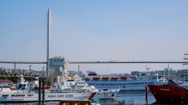 Vladivostok, Rusya - 18 Eylül 2020: Vladivostok 'taki Golden Horn Körfezi' ndeki Deniz İstasyonu. Limanda çeşitli gemiler var. Altın Köprü körfezin üzerinden geçiyor..