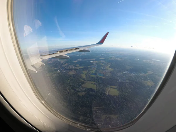 Widok Okna Samolotu Locie Ponadto Można Zobaczyć Skrzydło Samolotu Zielone — Zdjęcie stockowe