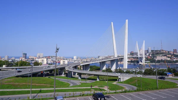 Golden Horn Körfezi 'nin karşısındaki Vladivostok' taki Altın Köprü. Köprünün arkasında denizi, şehir merkezini ve Kartal Yuvası tepesini görebilirsiniz..