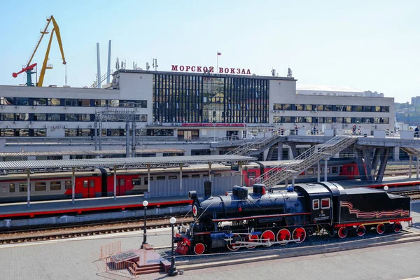 Vladivostok, Rusya - 18 Eylül 2020: Vladivostok Denizcilik İstasyonu ve terminali