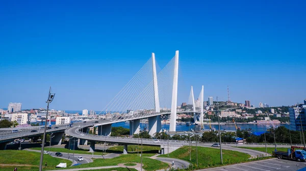 海参崴的金桥横跨金角湾 在桥的后面 你可以看到大海 市中心和鹰巢山 图库图片