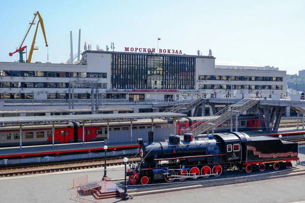 俄罗斯符拉迪沃斯托克 2020年9月18日 位于符拉迪沃斯托克的火车站和海洋站终点站 图库图片