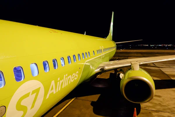 Yekaterinburg, Rusya - 16 Aralık 2020: Boeing 737-800 S7 Airlines, Koltsovo Havaalanı. Uçak kabini pencerelerden görülebilir..