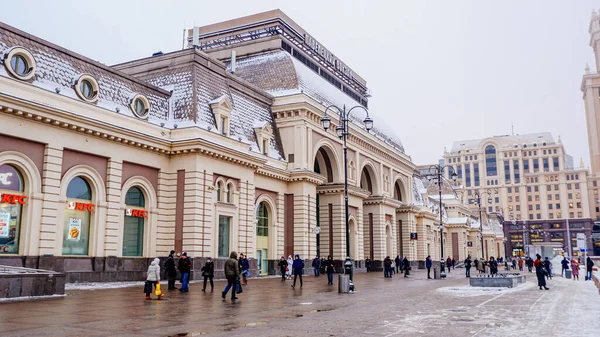 Moskova, Rusya - 16 Aralık 2020: Paveletsky Vokzal demiryolu terminali kışın. Moskova 'daki Paveletskaya tren istasyonu ve metro istasyonuna giriş
