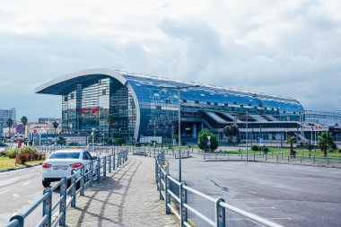 Sochi, Rusya - 18 Aralık 2020: Adler Tren İstasyonu Terminali. 