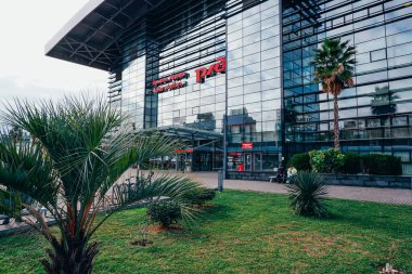 Sochi, Rusya - 18 Aralık 2020: Adler tren istasyonu terminali. Palmiye ağaçları ve cam bina.