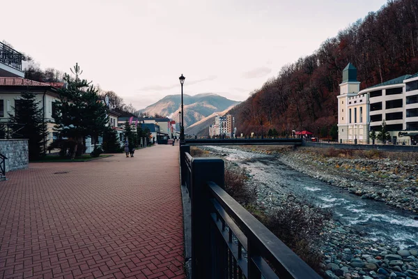 Sochi Rusia Desember 2020 Berjalan Sepanjang Jalan Utama Rosa Khutor — Stok Foto