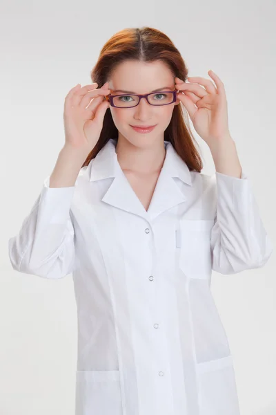 Junge schöne Ärztin isoliert auf weiß — Stockfoto