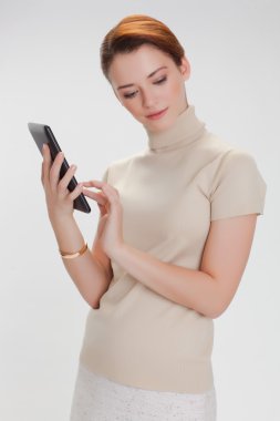 İş kadını ofiste.