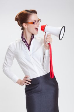 İş kadını ofiste megafon