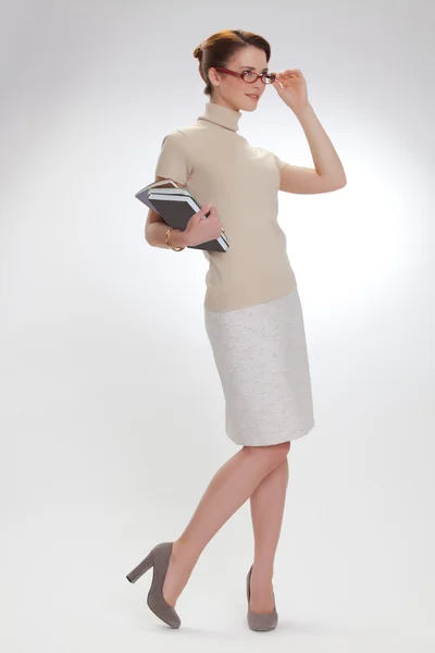 Hermosa chica con libros y gafas — Foto de Stock