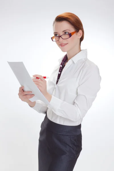 Donna d'affari in ufficio con carta, htb e occhiali — Foto Stock