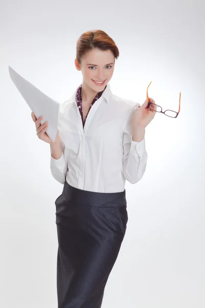 Mujer de negocios en oficina con papel, htb y gafas — Foto de Stock