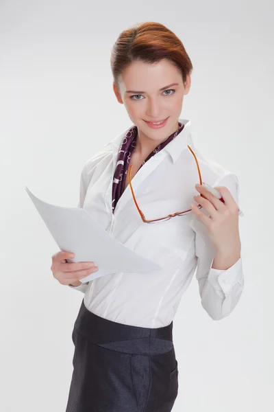 Mujer de negocios en oficina con papel, htb y gafas — Foto de Stock