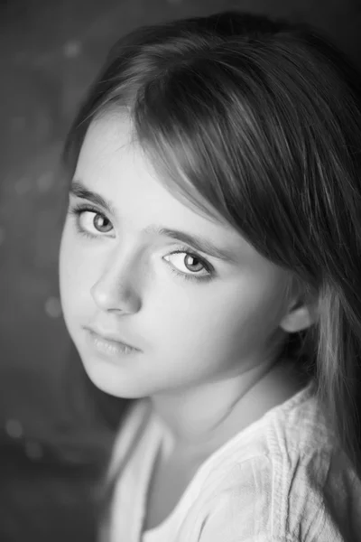 Portrét krásné dospívající dívka černé a bílé fotografie — Stock fotografie