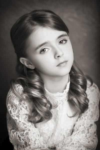 Portret van mooie tiener meisje zwart-wit fotografie — Stockfoto