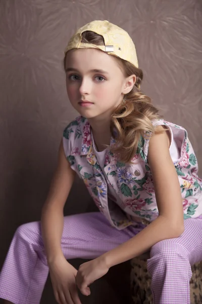 Potret gadis cantik dalam t-shirt dan celana panjang di ruang topi terbalik terlebih dahulu — Stok Foto