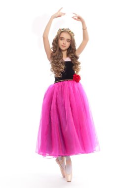 Beyaz arka plan peri masalı Prenses Pointe izole pembe elbiseli genç güzel kız