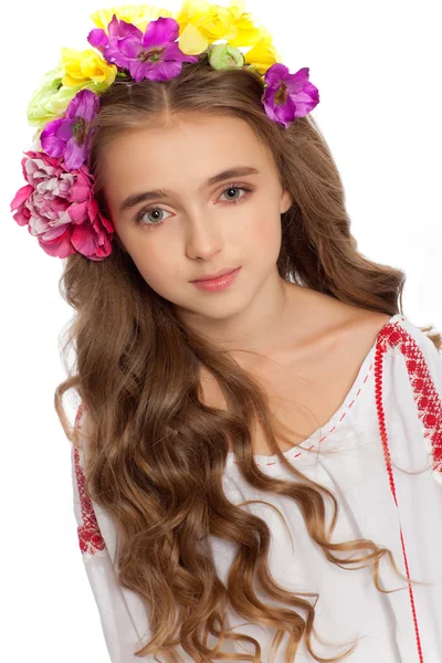 Menina bonita com flores em seu cabelo isolado no branco — Fotografia de Stock