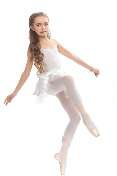 Giovane ragazza nei suoi abiti da ballo raggiungendo giù per toccare il suo piede . — Foto Stock